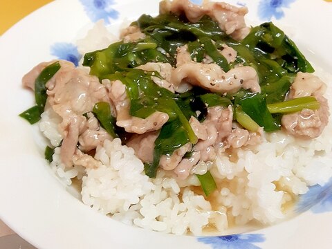 簡単ヘルシー(^^)豚こまとニラの塩あんかけ丼♪